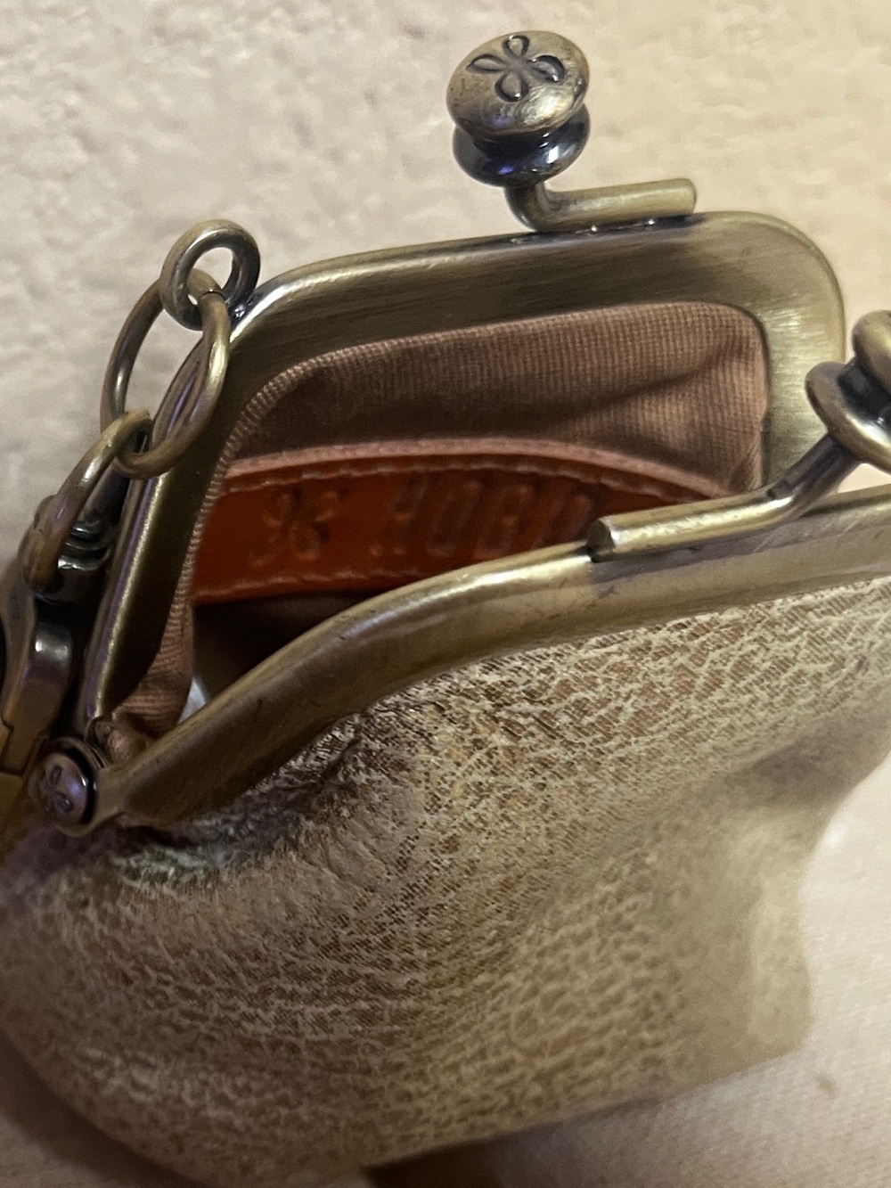 HOBO Metallic Gold Run EarPod Case that clips to your purse! - Picture 4 of 4
